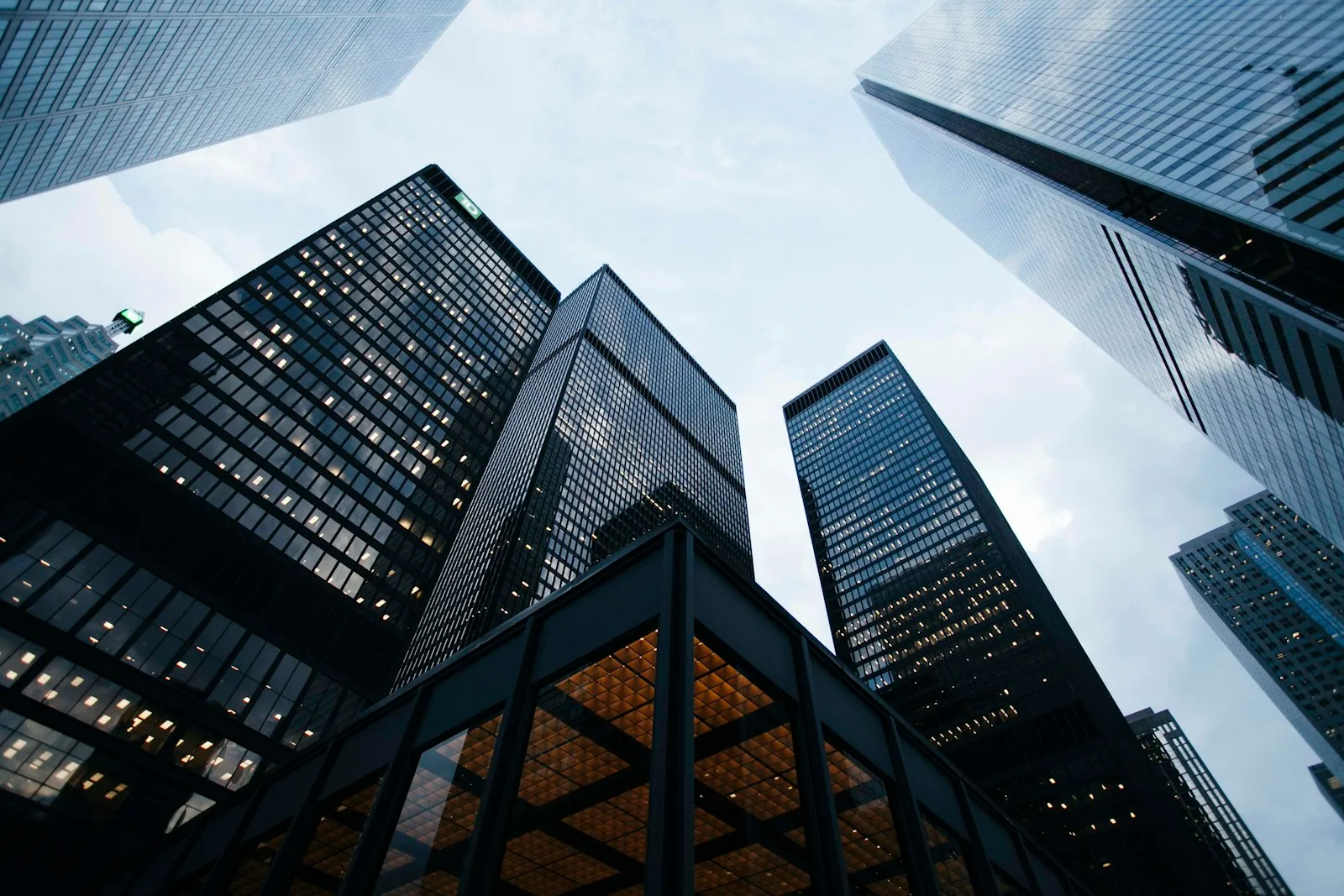 Perspectiva de edifícios com linhas arquitetônicas que convergem para o céu